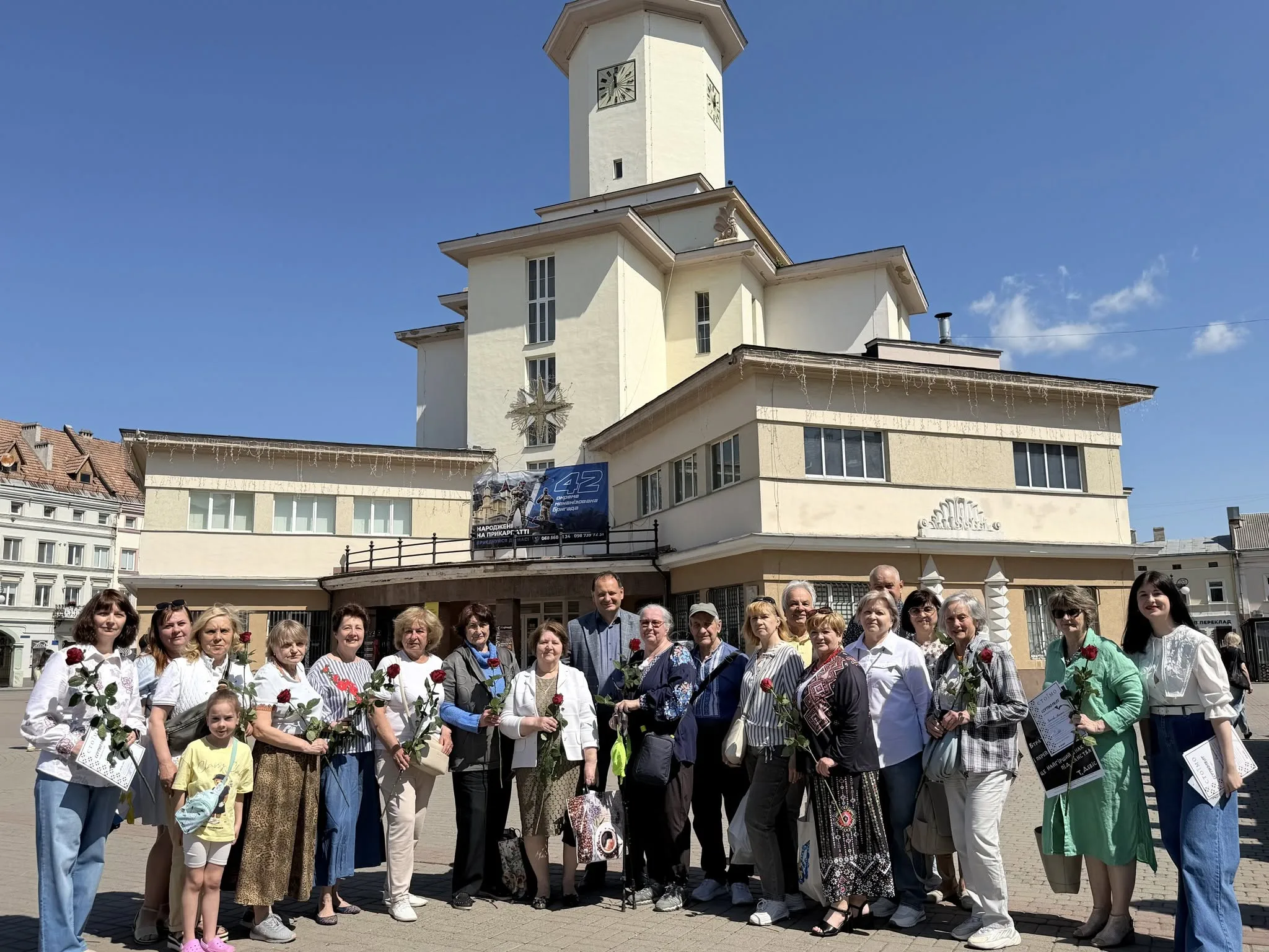 Група людей перед ратушею в Івано-Франківську