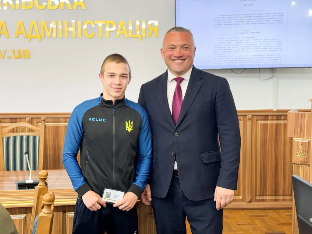 Двоє чоловіків у приміщенні адміністрації України