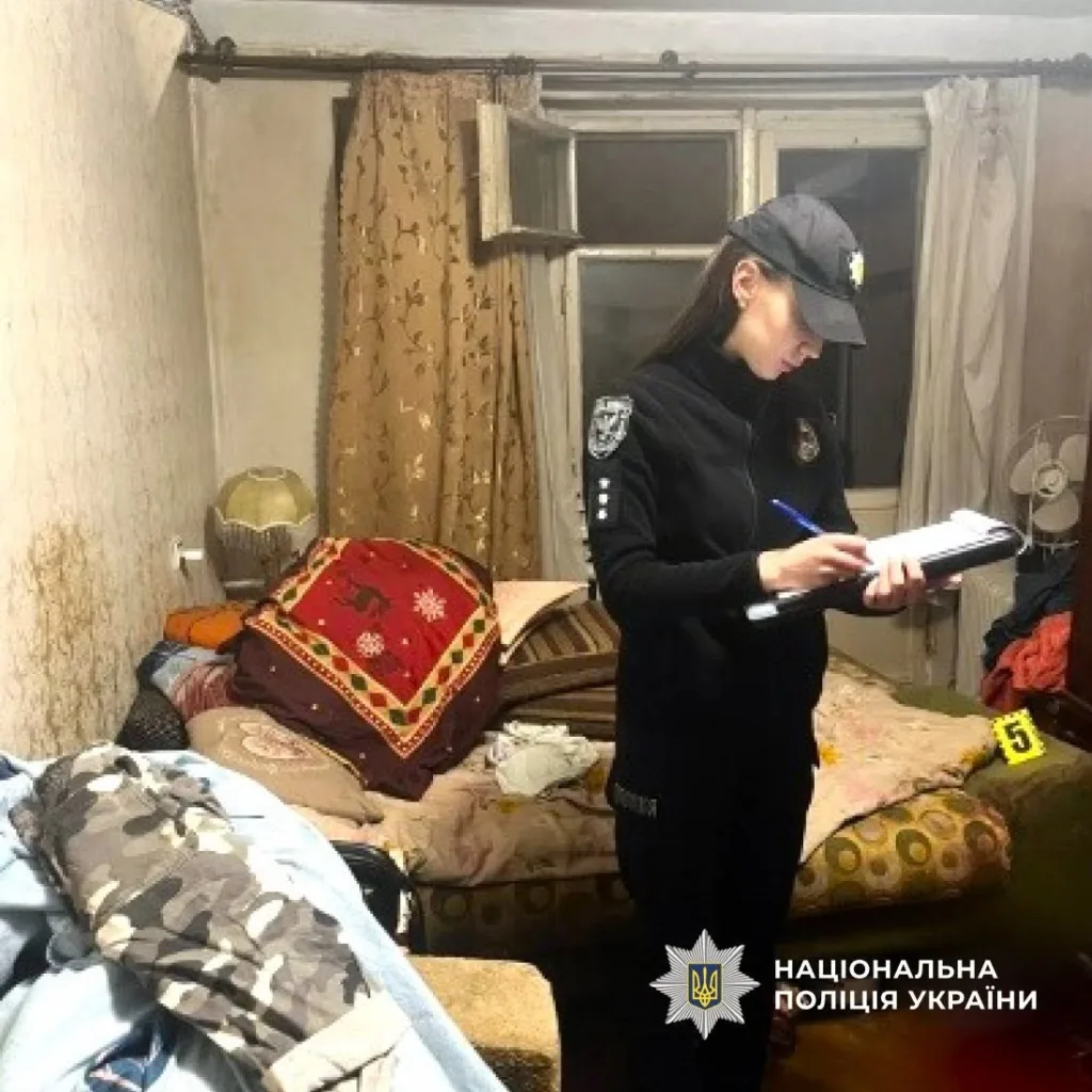 Поліцейська проводить огляд місця події у кімнаті