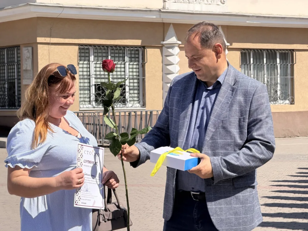 Вручення сертифіката та квітки на вулиці