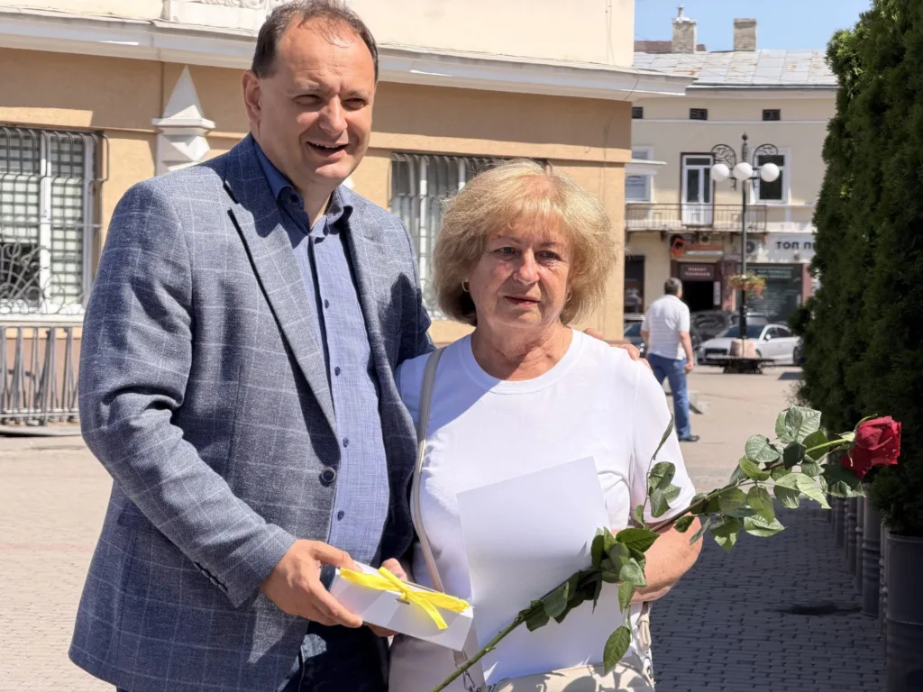 Чоловік і жінка з квіткою на вулиці