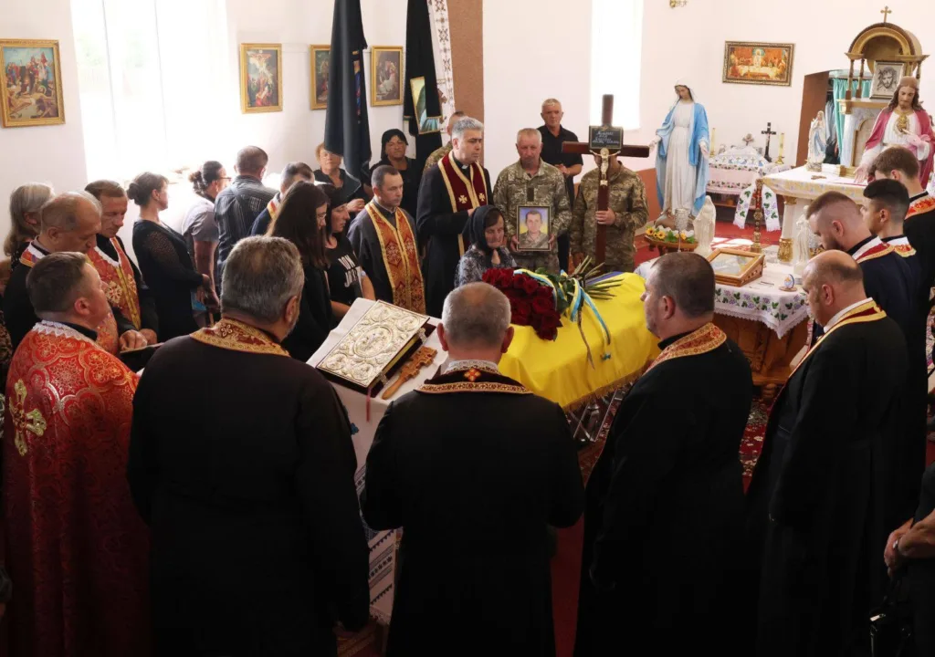 Прощання з загиблим військовим у церкві