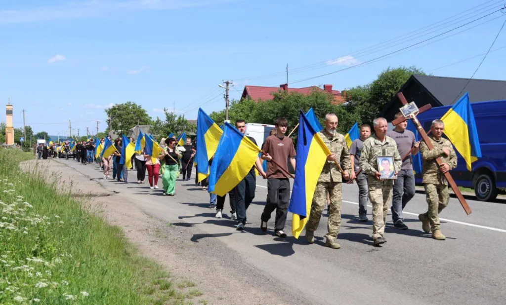Хода з українськими прапорами селом