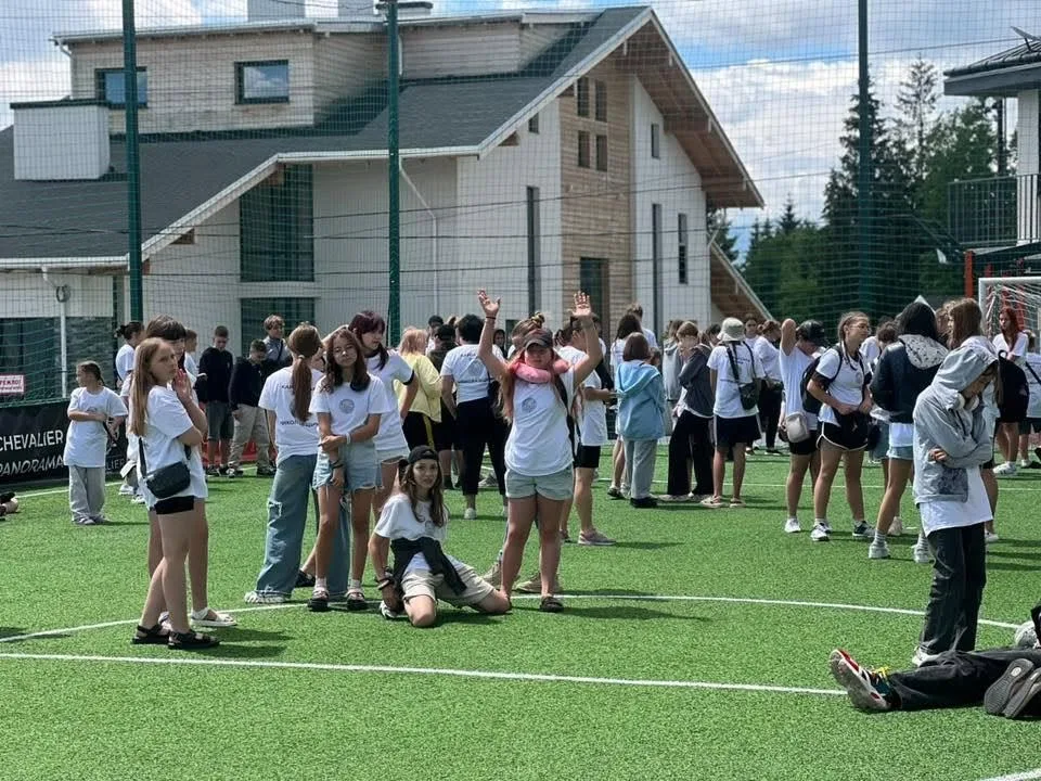 Діти на спортивному майданчику під час літнього табору