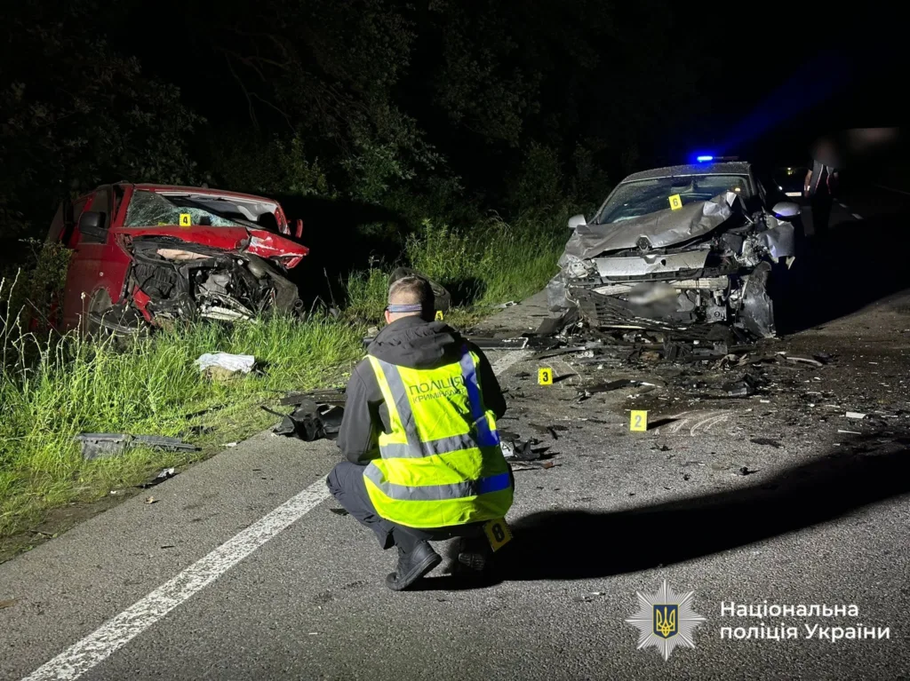 Поліція розслідує дорожню аварію вночі