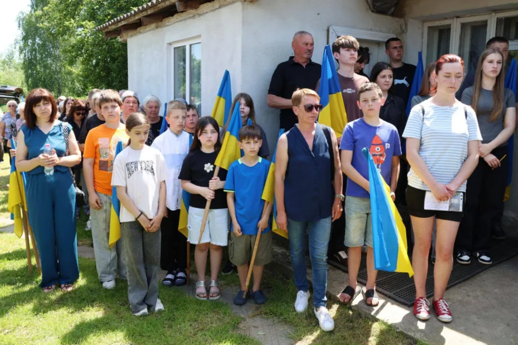 Люди з українськими прапорами на вулиці