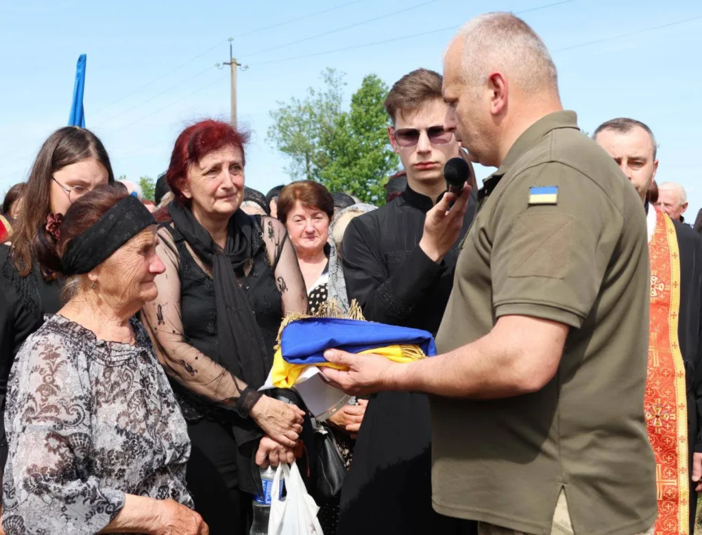 Церемонія вручення українського прапора родині загиблого воїна