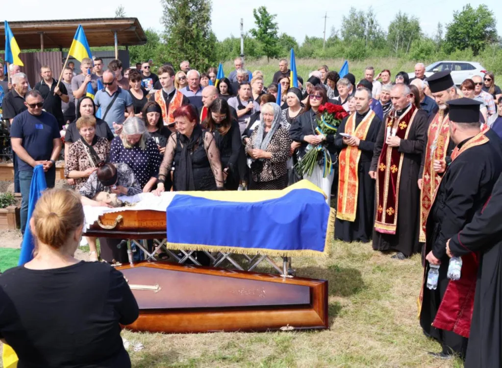 Прощання з військовим героєм під українським прапором