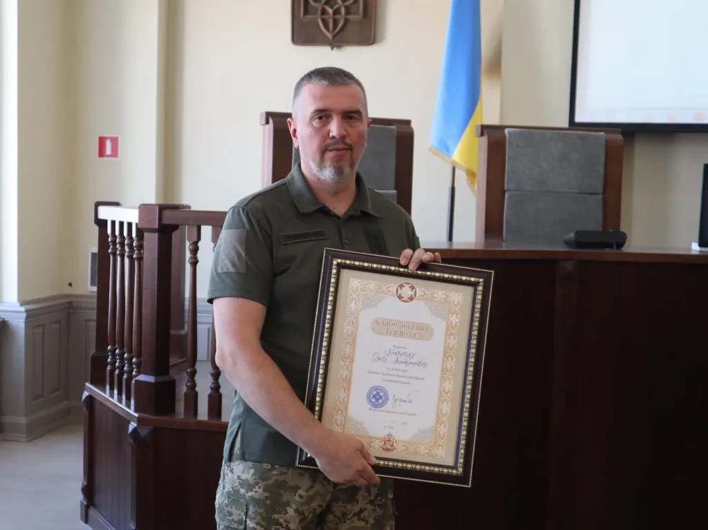 Військовий отримує подяку у державній установі