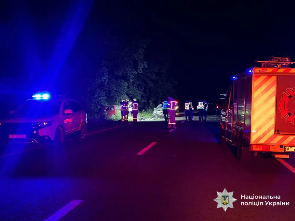 Нічна аварія, поліція та рятувальники працюють на дорозі