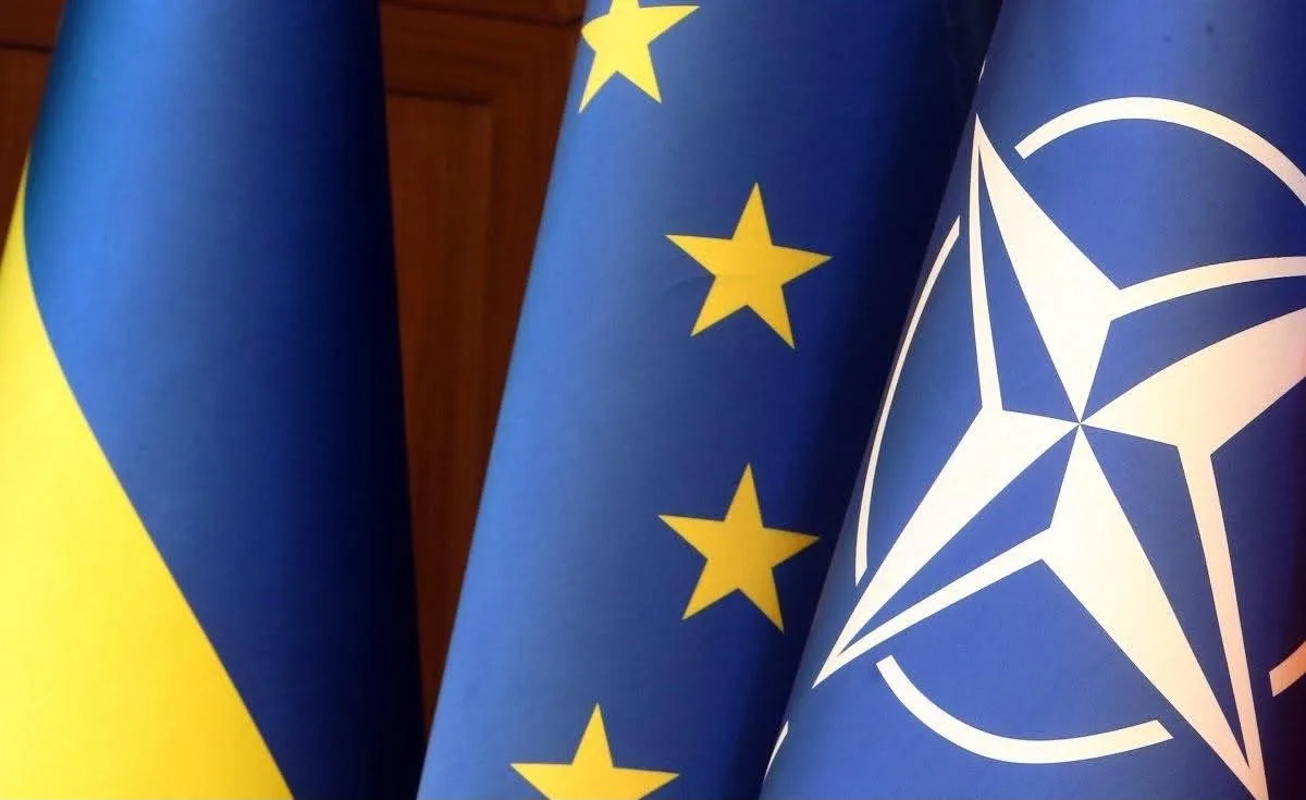 Прапори України, ЄС та НАТО разом