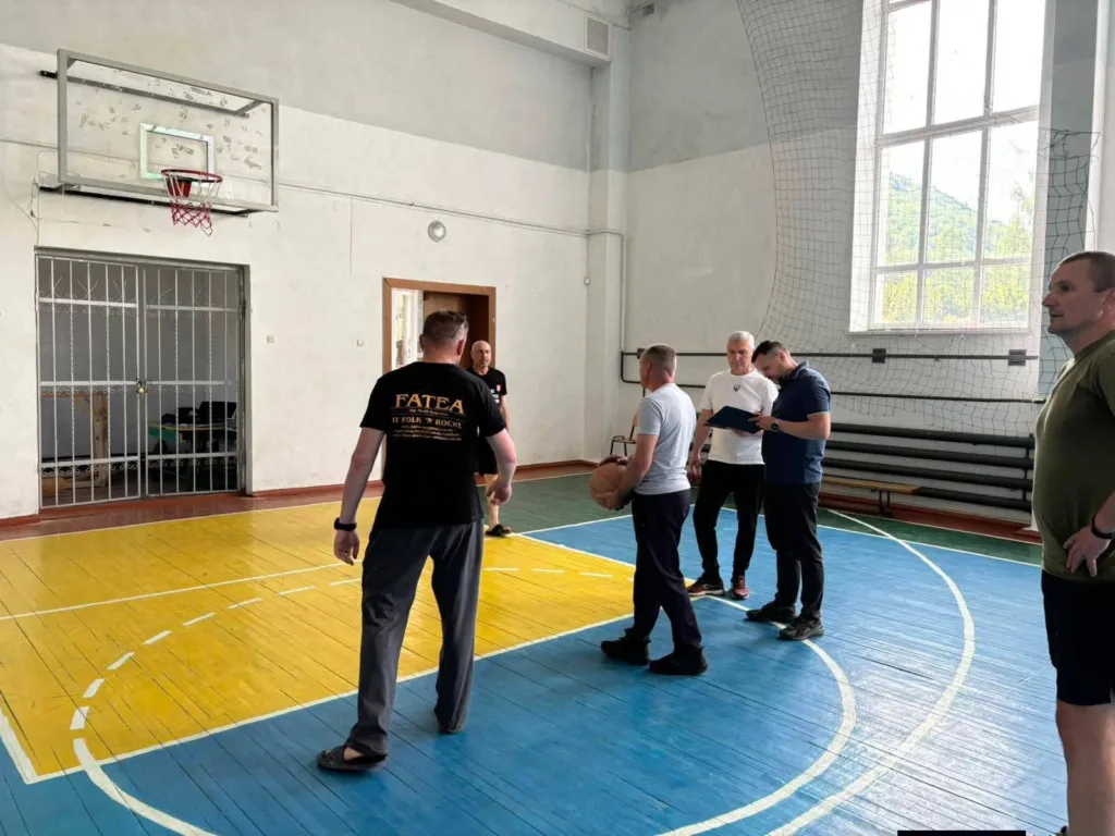 Люди обговорюють баскетбол у спортивній залі