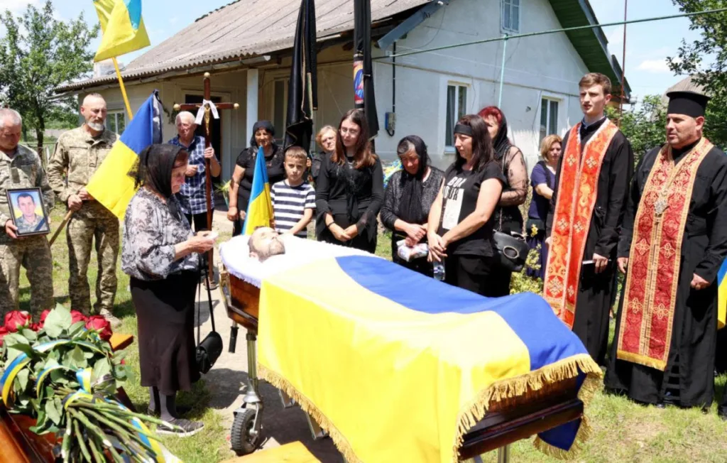Похорон українського військового з прапором України