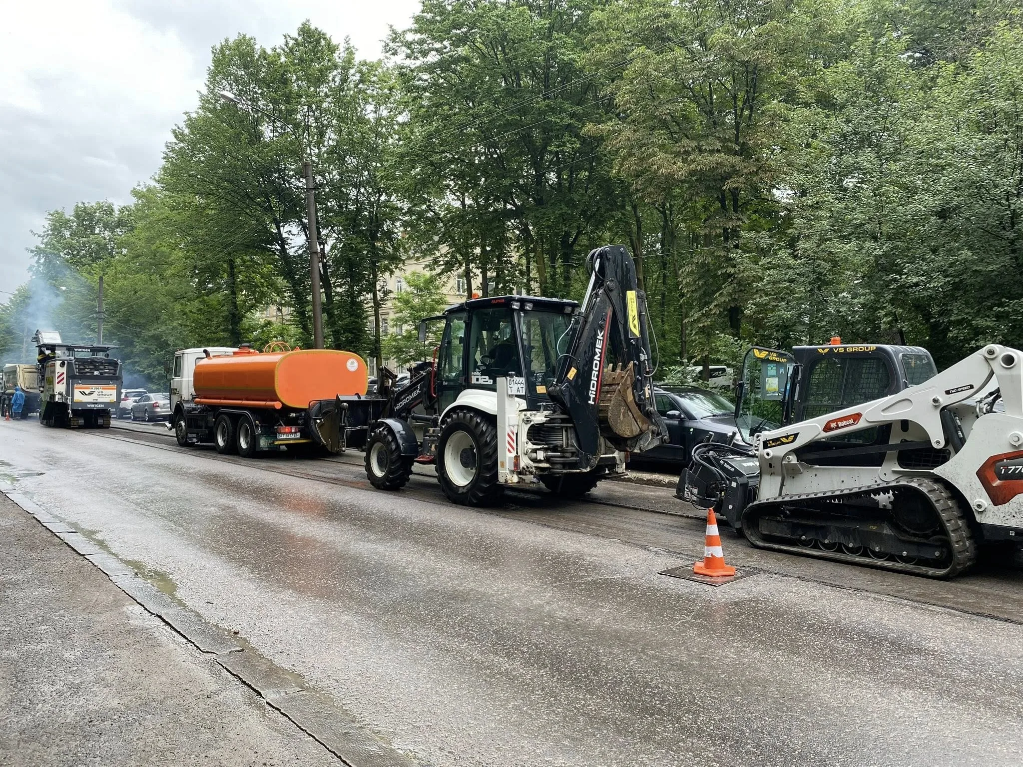 Дорожні роботи з технікою на міській вулиці