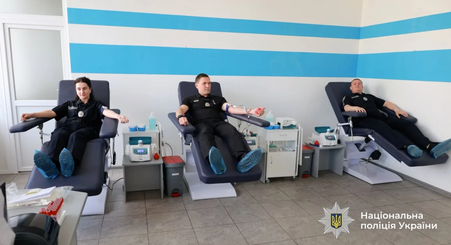 Поліцейські здають кров у медичному центрі