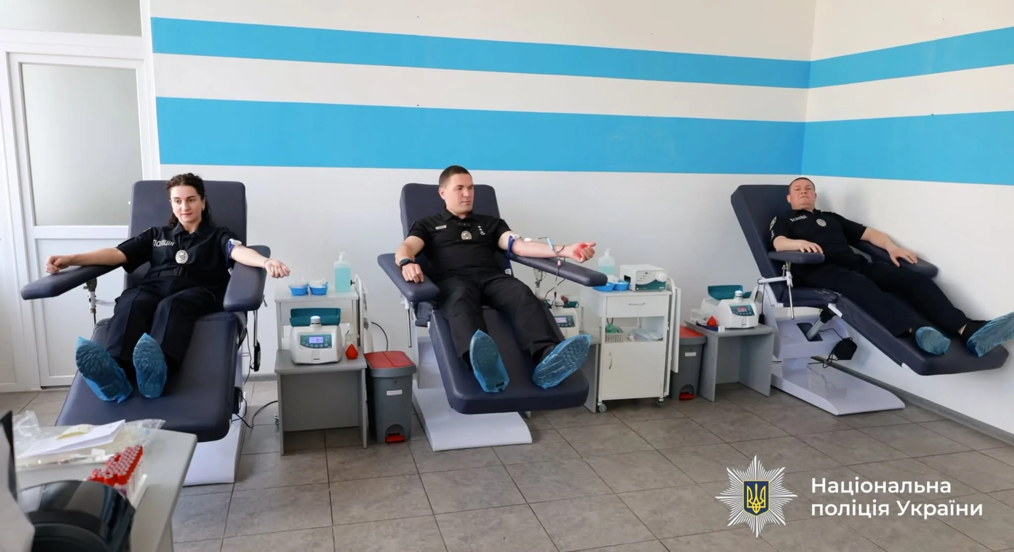 Поліцейські здають кров у медичному центрі