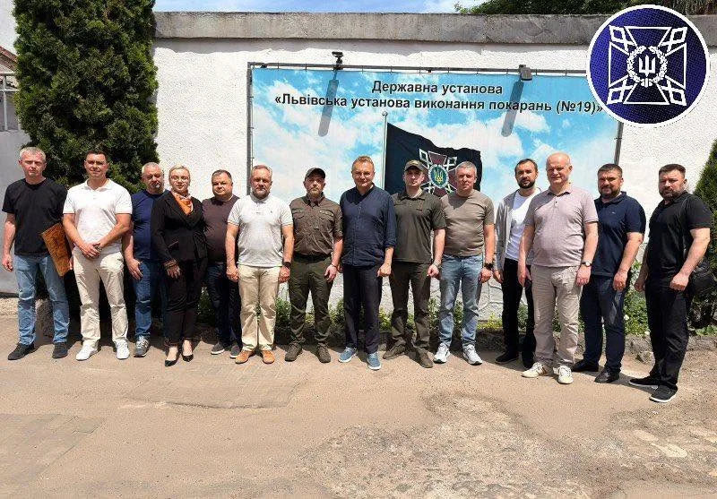 Група людей перед Львівською установою виконання покарань