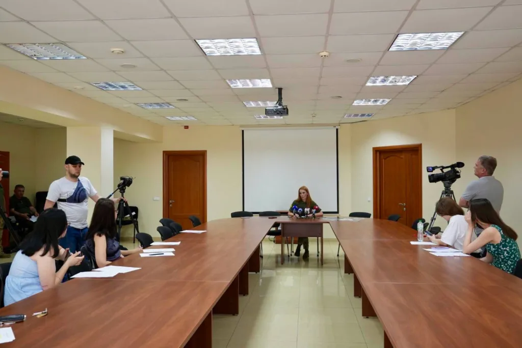 Пресконференція у конференц-залі з журналістами