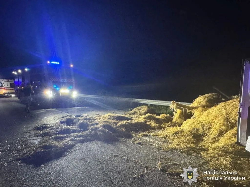 Нічна ДТП з розсипаним сіном на дорозі