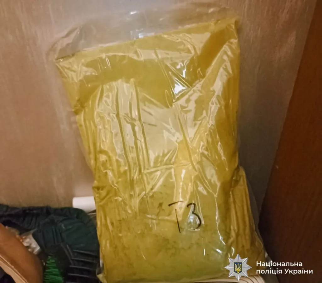 Великий пакет із жовтим порошком у поліетилені
