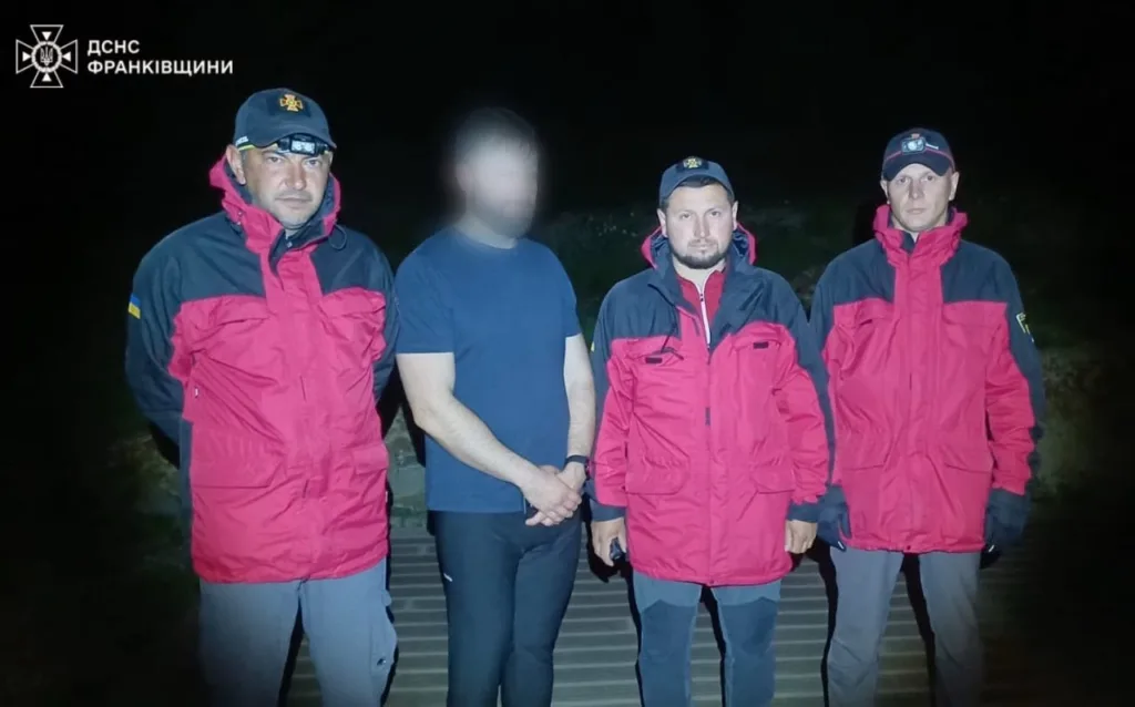 Рятувальники ДСНС з врятованою людиною вночі