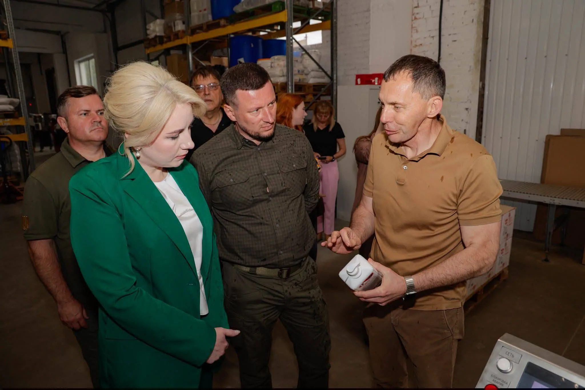 Люди обговорюють виробничу продукцію на складі