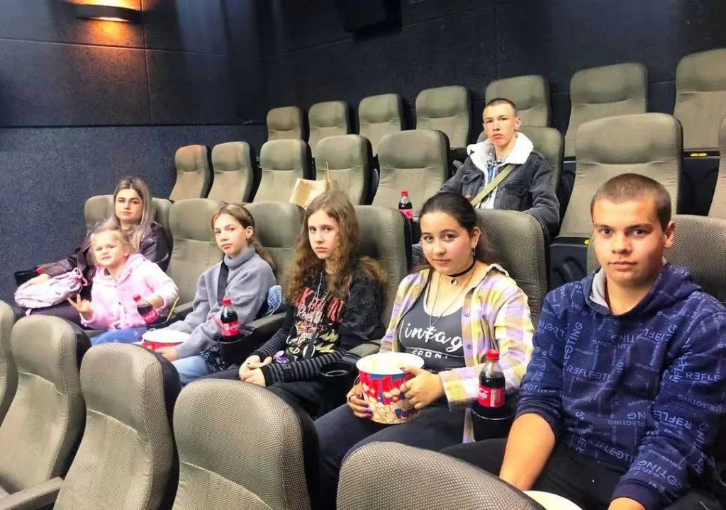 Підлітки дивляться фільм у кінотеатрі