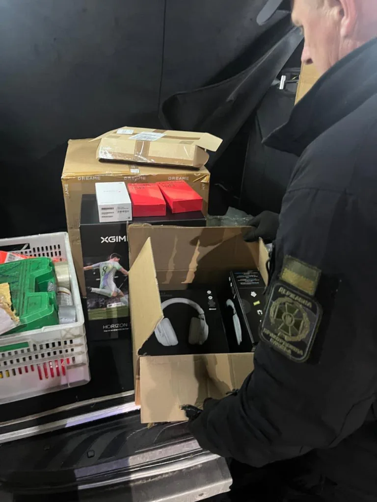 Митник перевіряє коробки з електронікою на митниці