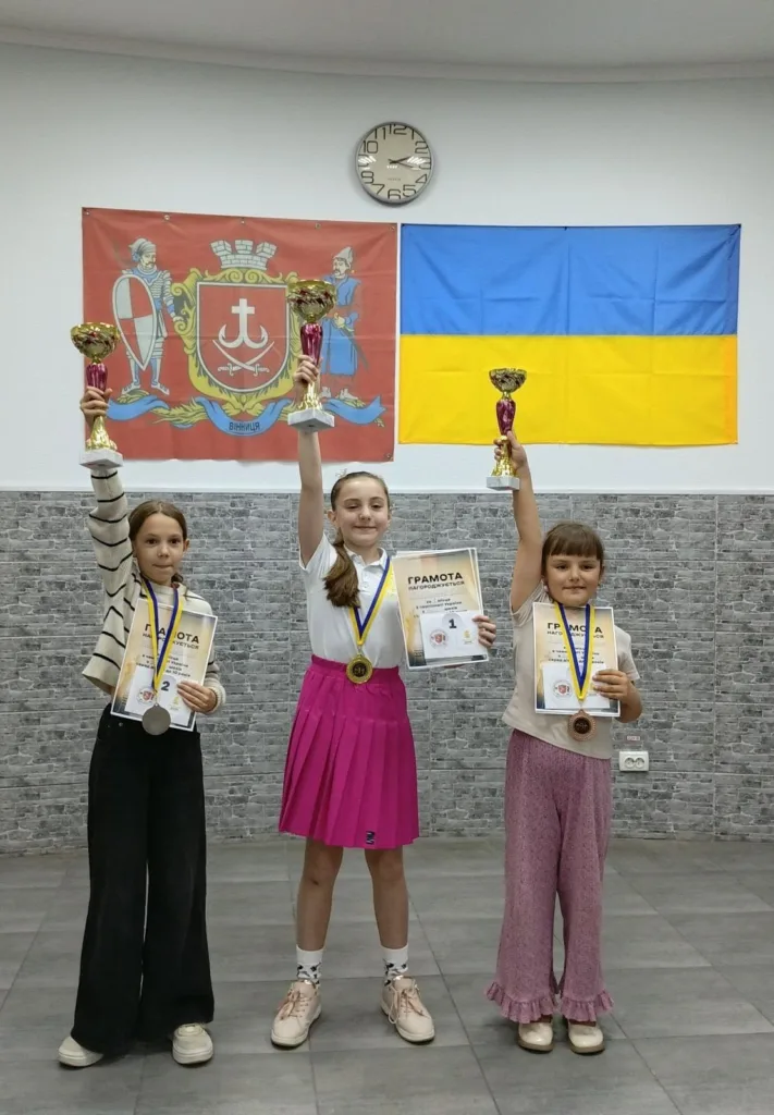 Діти з кубками на церемонії нагородження у Вінниці
