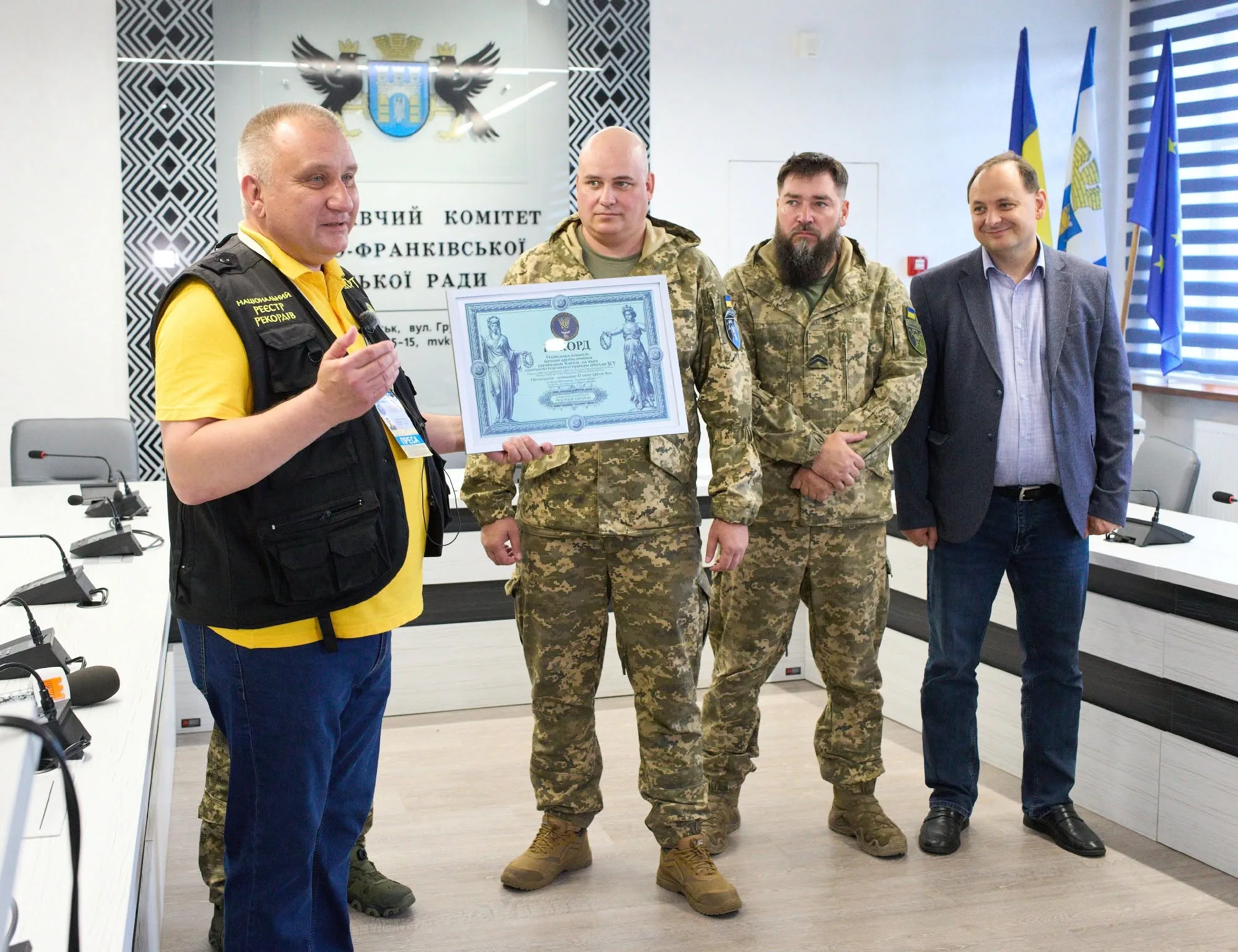 Вручення подяки військовим у міській раді