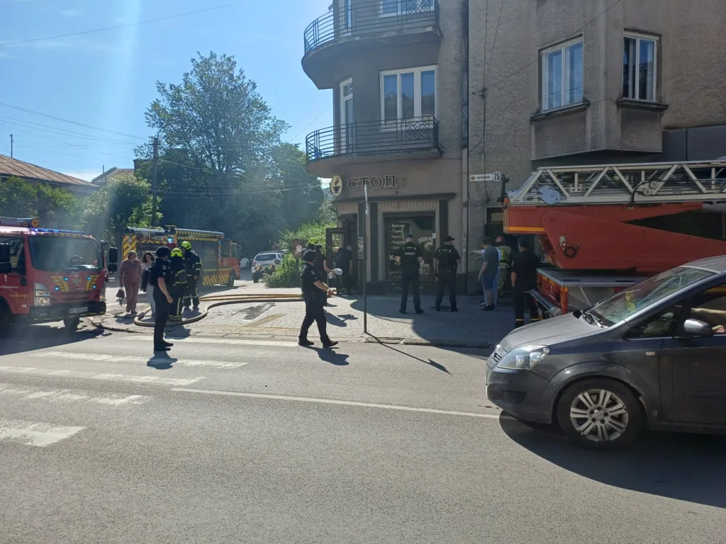 Пожежники працюють біля будівлі на міській вулиці