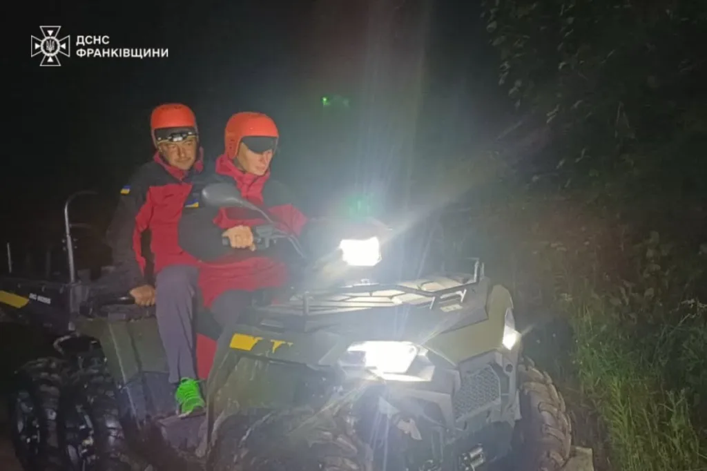 Рятувальники їдуть на квадроциклі вночі