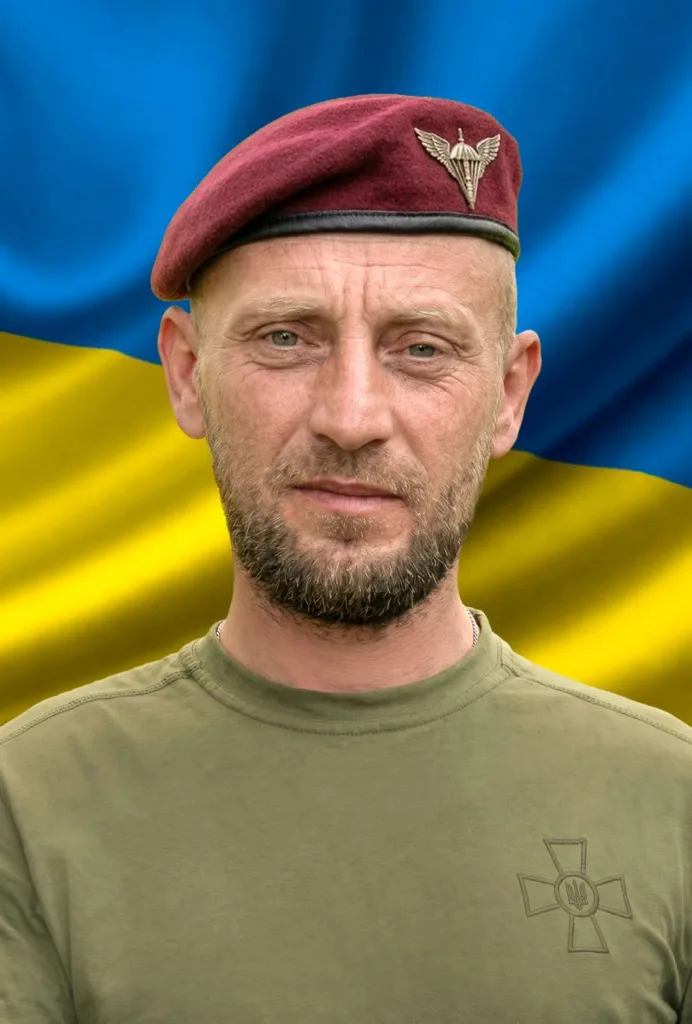 Український військовий на фоні прапора України