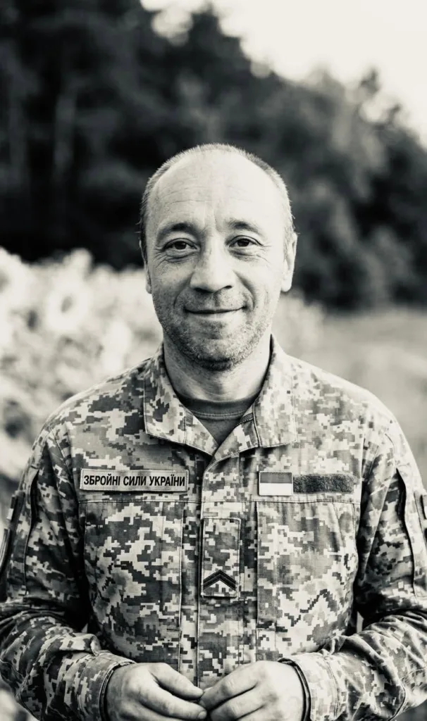 Український військовий у камуфляжі на природі