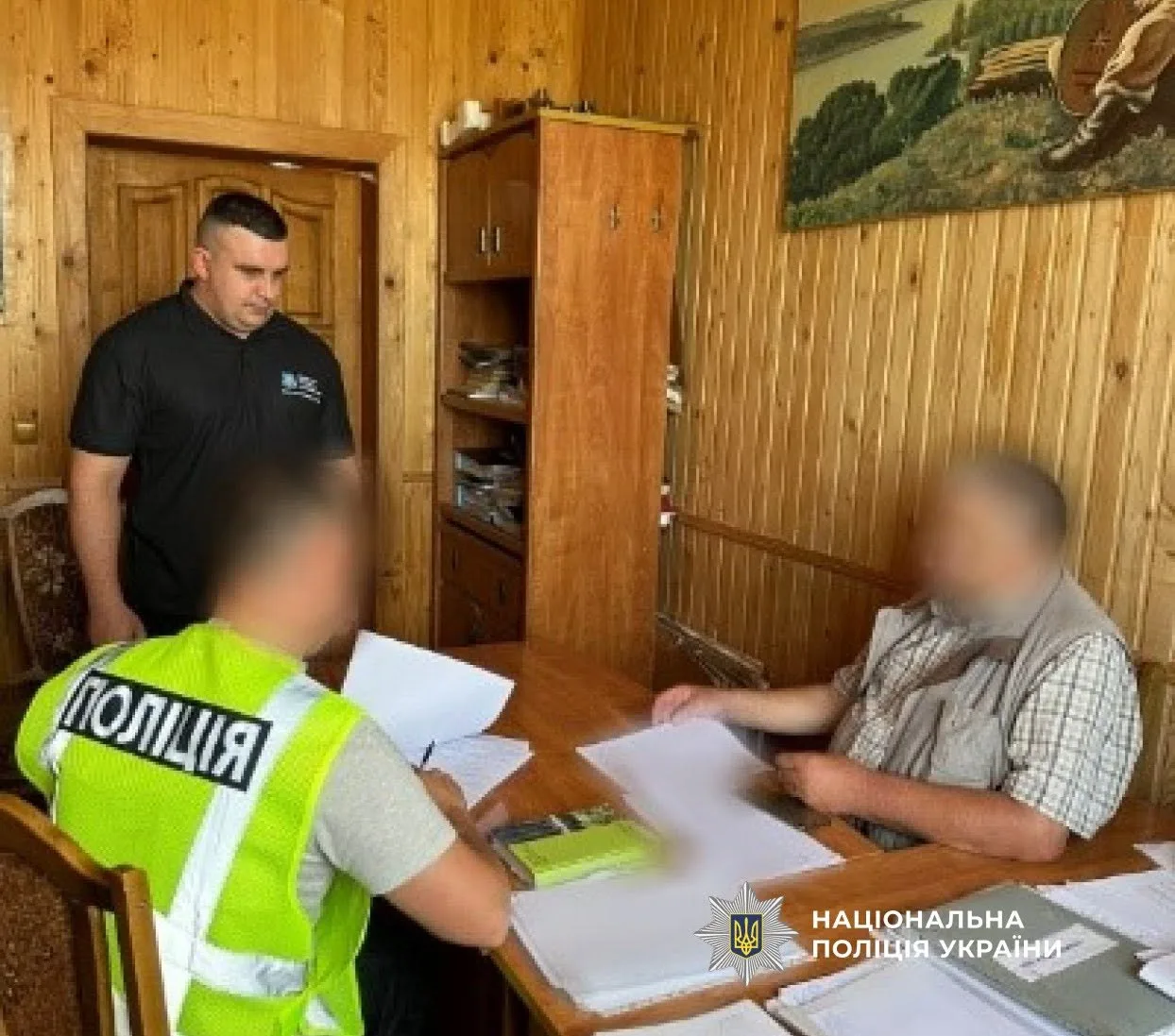Поліція України проводить перевірку документів у кабінеті