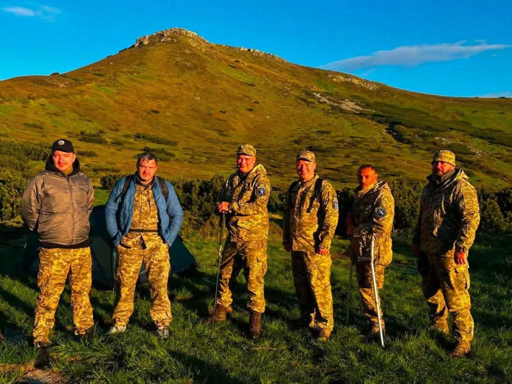 Військові на тлі гір під вечірнім сонцем
