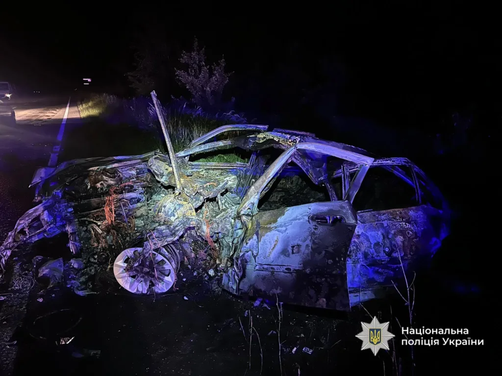 Згоріле авто після аварії вночі