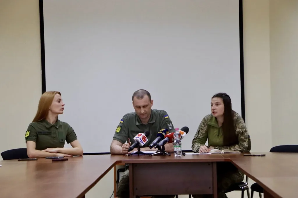 Військові на пресконференції в Україні
