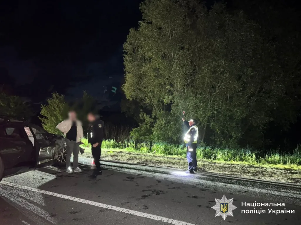 Поліція оглядає місце ДТП вночі
