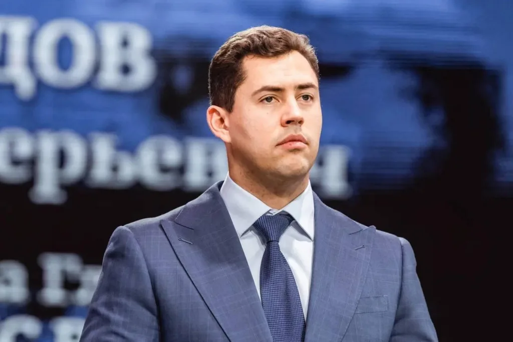 Чоловік у синьому костюмі на сцені