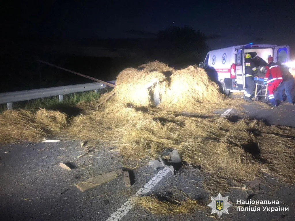ДТП з сіном і швидкою допомогою вночі