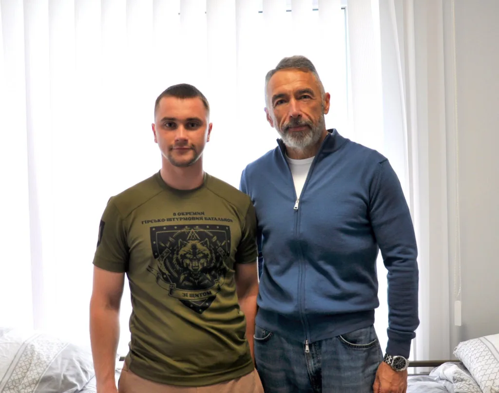 Двоє чоловіків стоять у світлій кімнаті