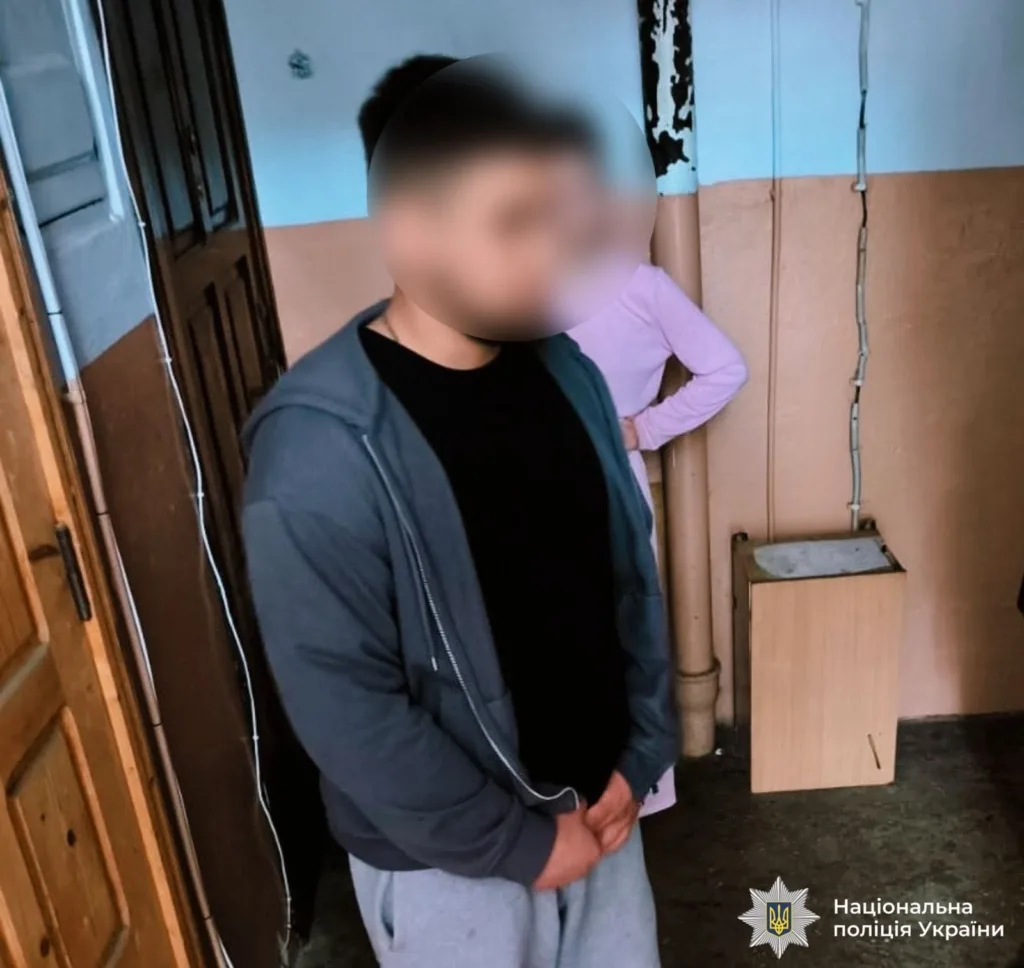 Затримана особа у відділку поліції України