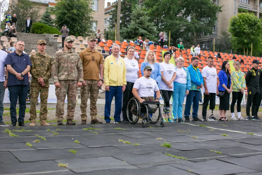 Група людей на спортивному стадіоні під час події