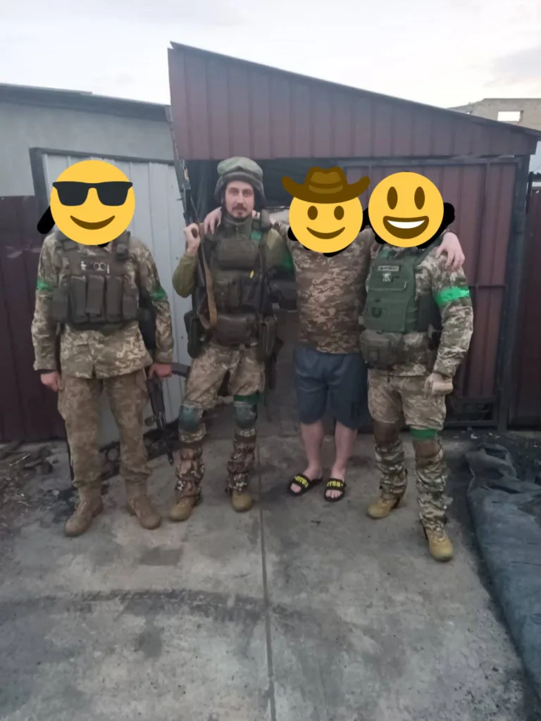 Українські військові позують разом на подвір’ї