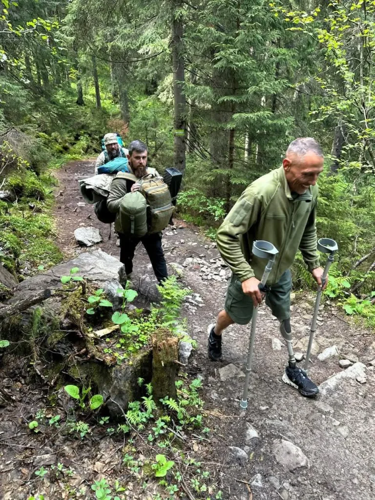 Люди з рюкзаками піднімаються лісовою стежкою