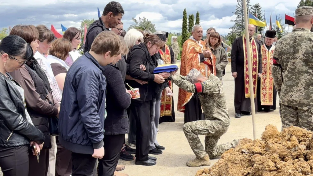 Похорон військового героя з почесною церемонією