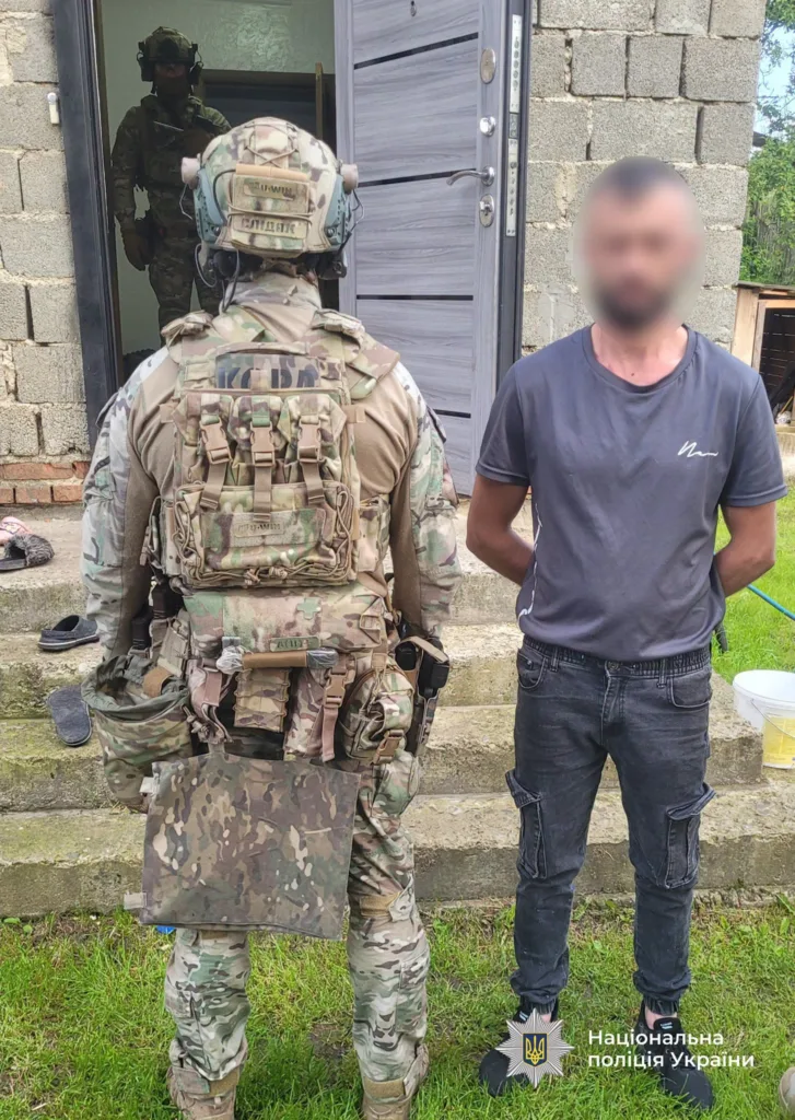 Поліцейський затримує підозрюваного біля будинку