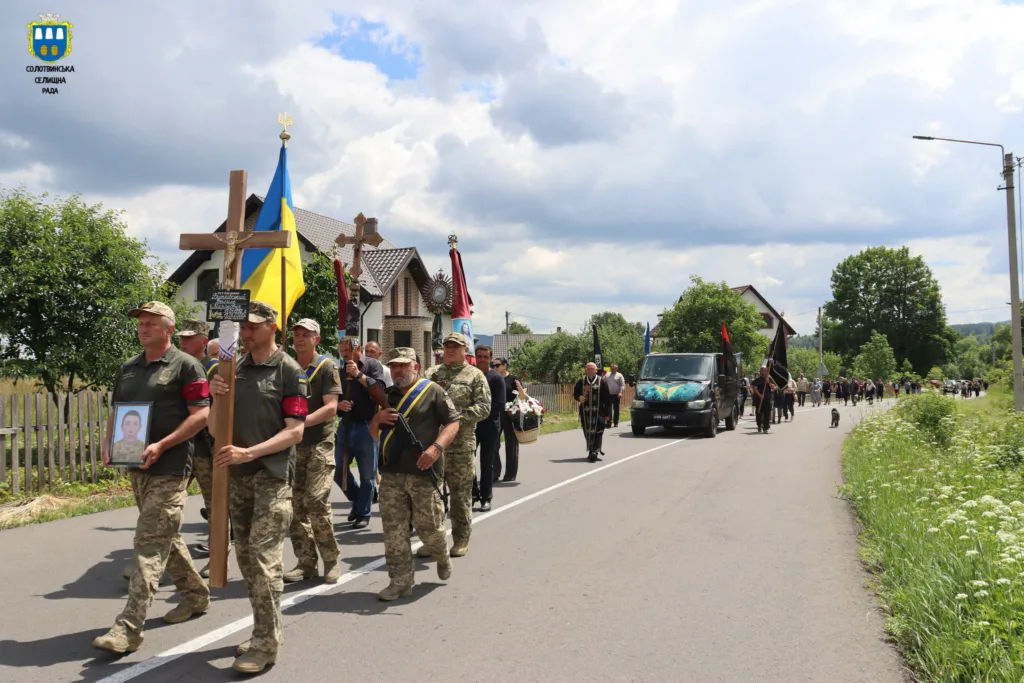 Військовий похоронний марш у селі України