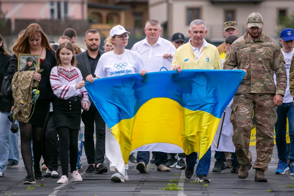 Люди тримають прапор України під час ходи